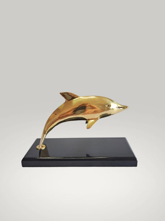 Figura vintage de delfín de latón: símbolo de armonía y protección.
