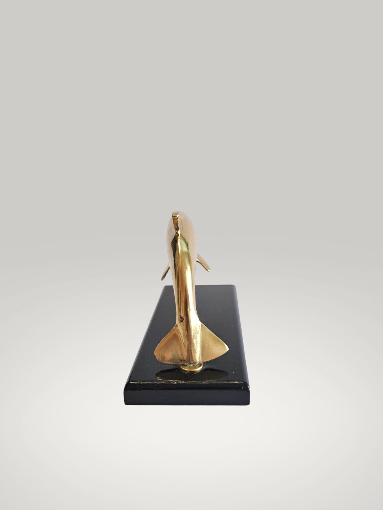 Figura vintage de delfín de latón: símbolo de armonía y protección.