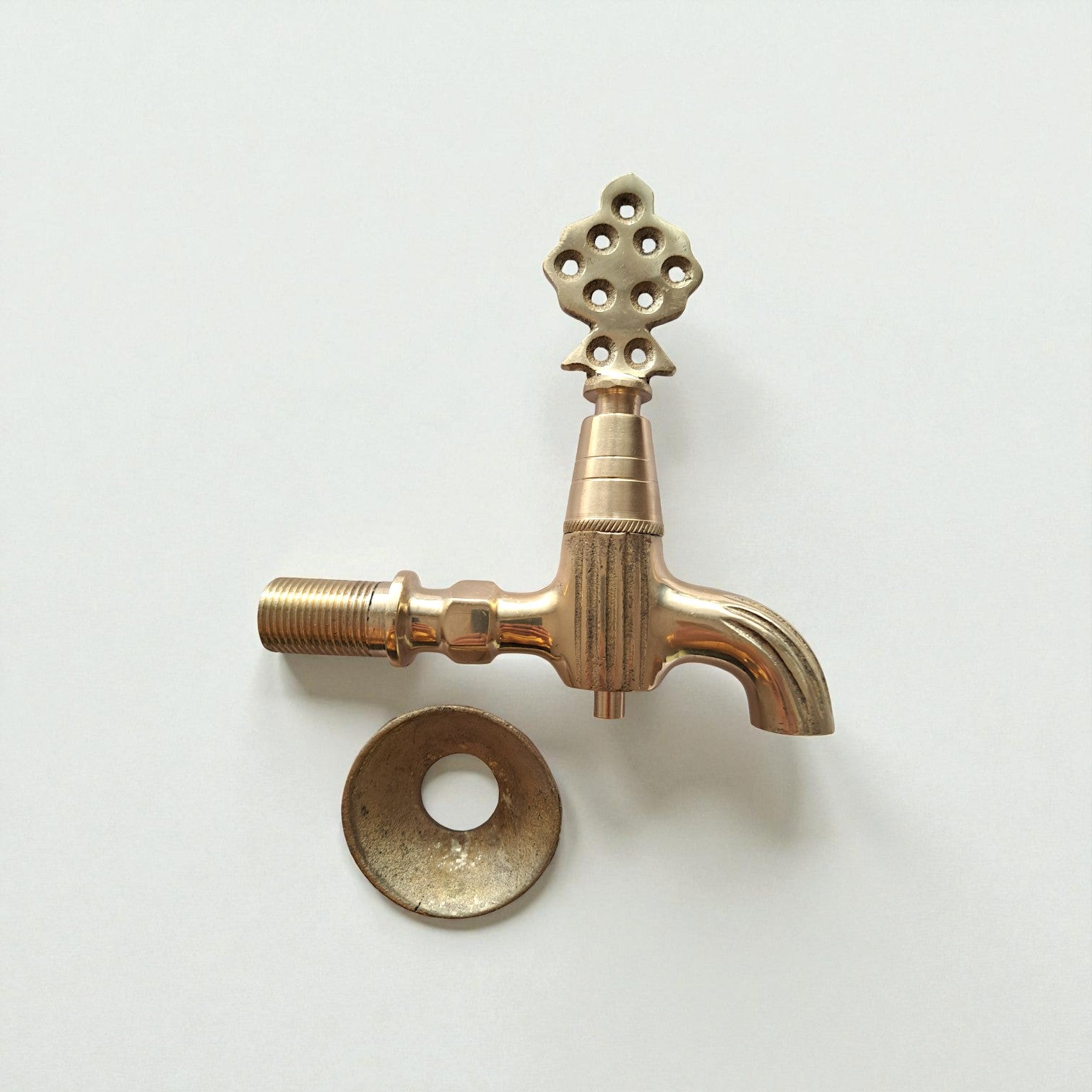 Grifo vintage de latón artesanal: grifo de pared estilo otomano con acabado dorado.
