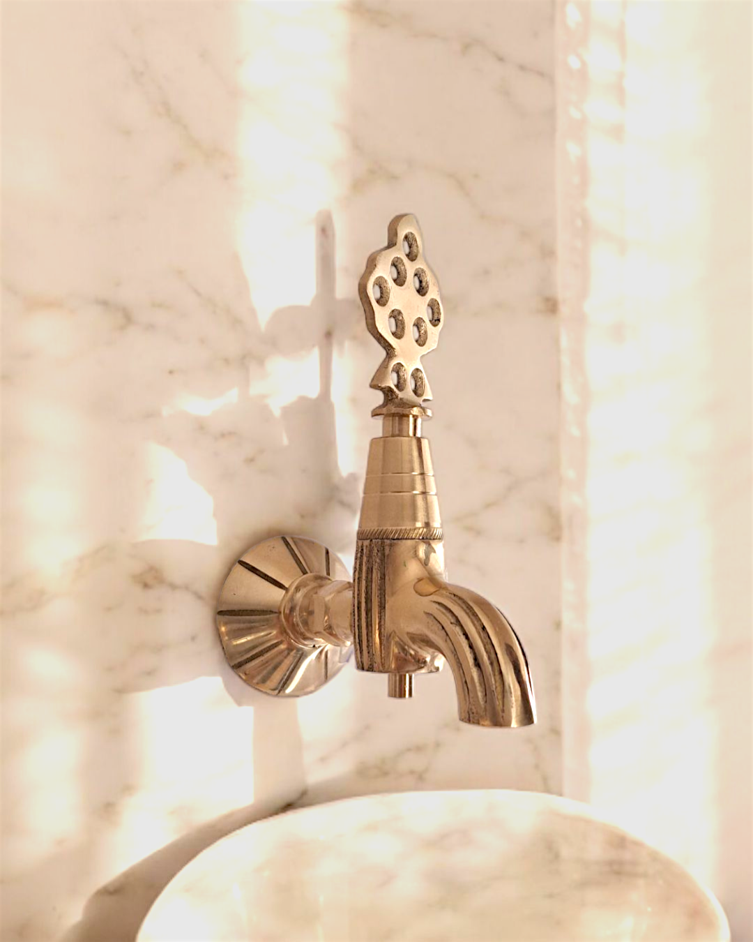 Grifo vintage de latón artesanal: grifo de pared estilo otomano con acabado dorado.