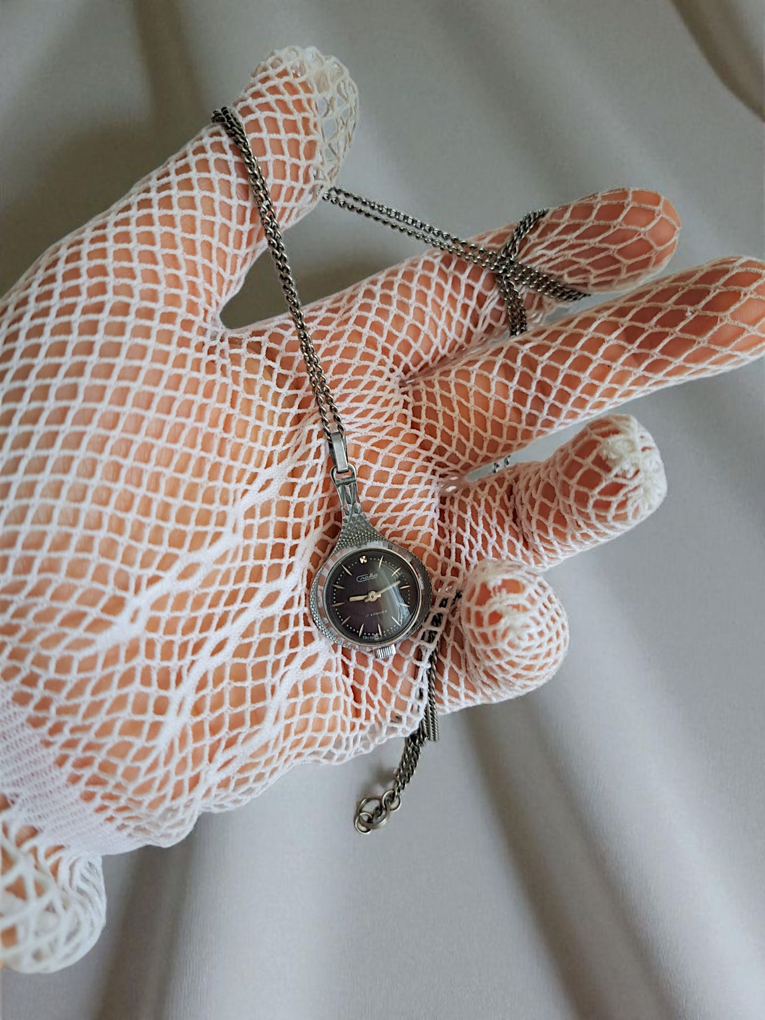 Vintage Slava Necklace Watch – 1980s Wind-Up Pendant Timepiece