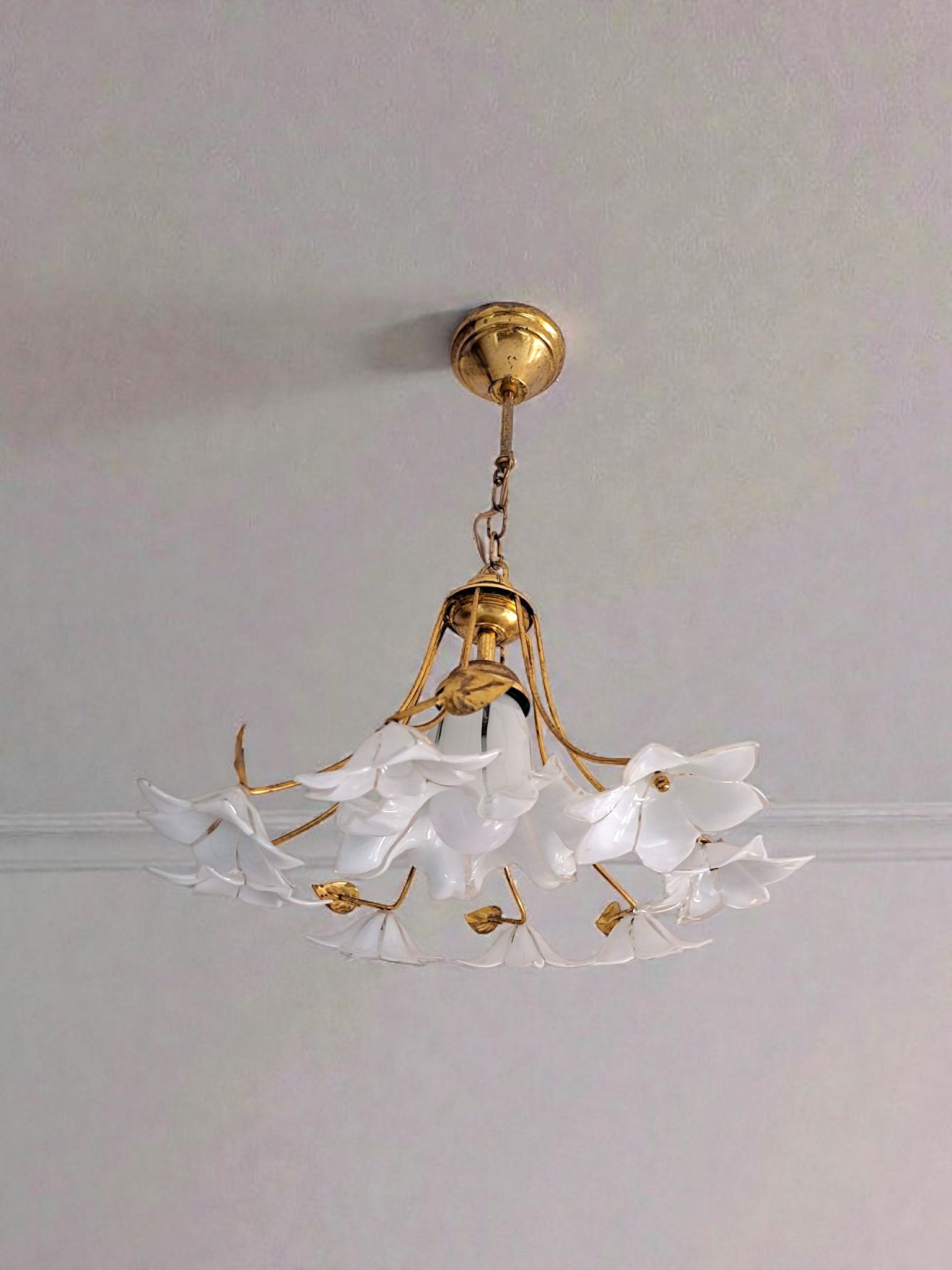 White Murano Flower Chandelier – Vintage Floral Glass Ceiling Light with Brass Arms