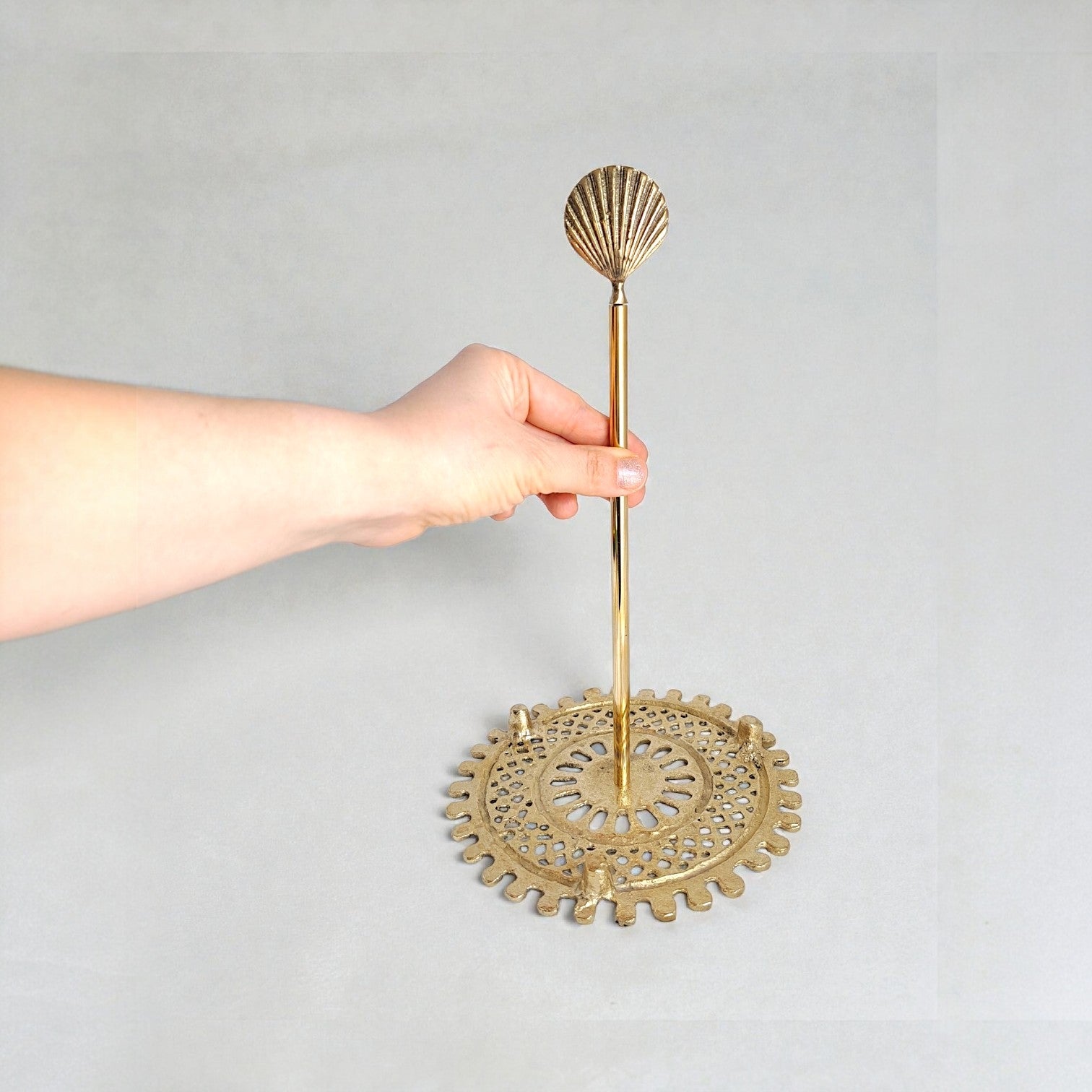 Solid Brass Countertop Paper Towel Holder – Decorative Gold Kitchen Roll Stand with Seashell Top