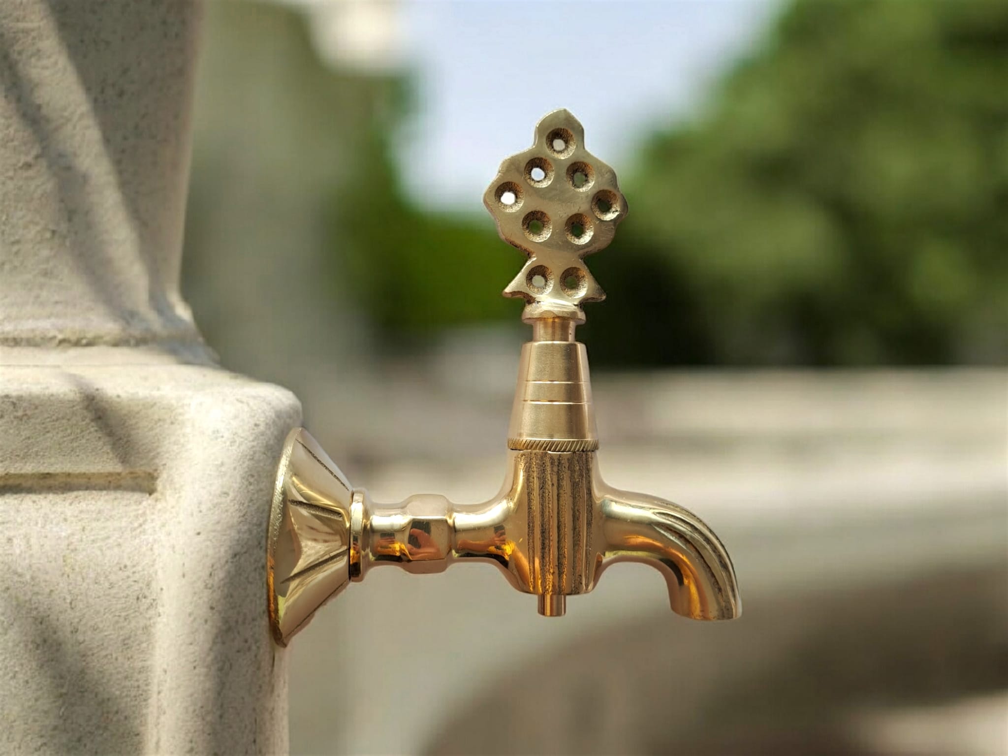 Grifo vintage de latón artesanal: grifo de pared estilo otomano con acabado dorado.