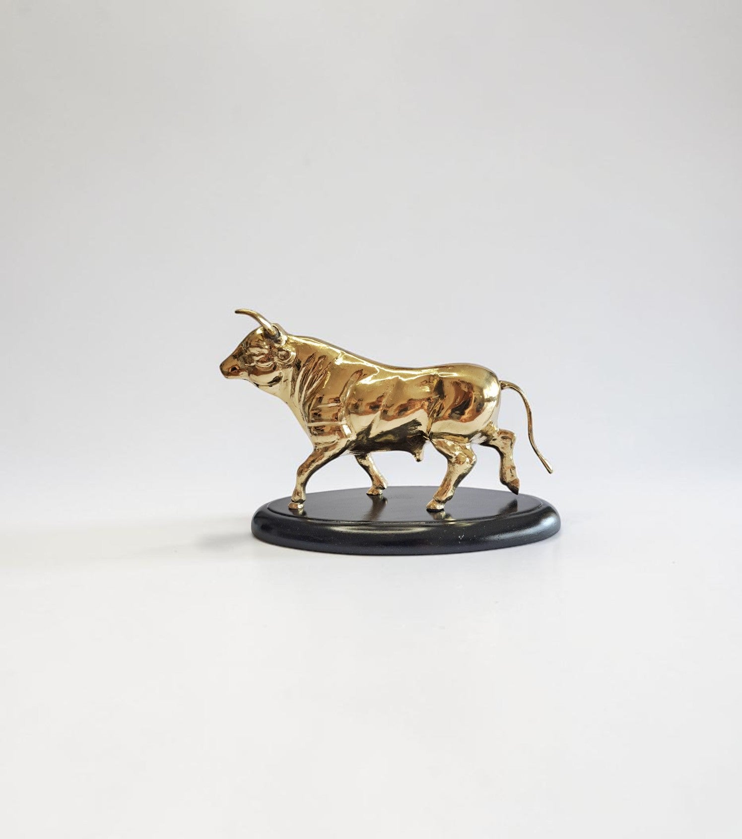 Estatua de toro de latón de gran tamaño: decoración artesanal de latón macizo