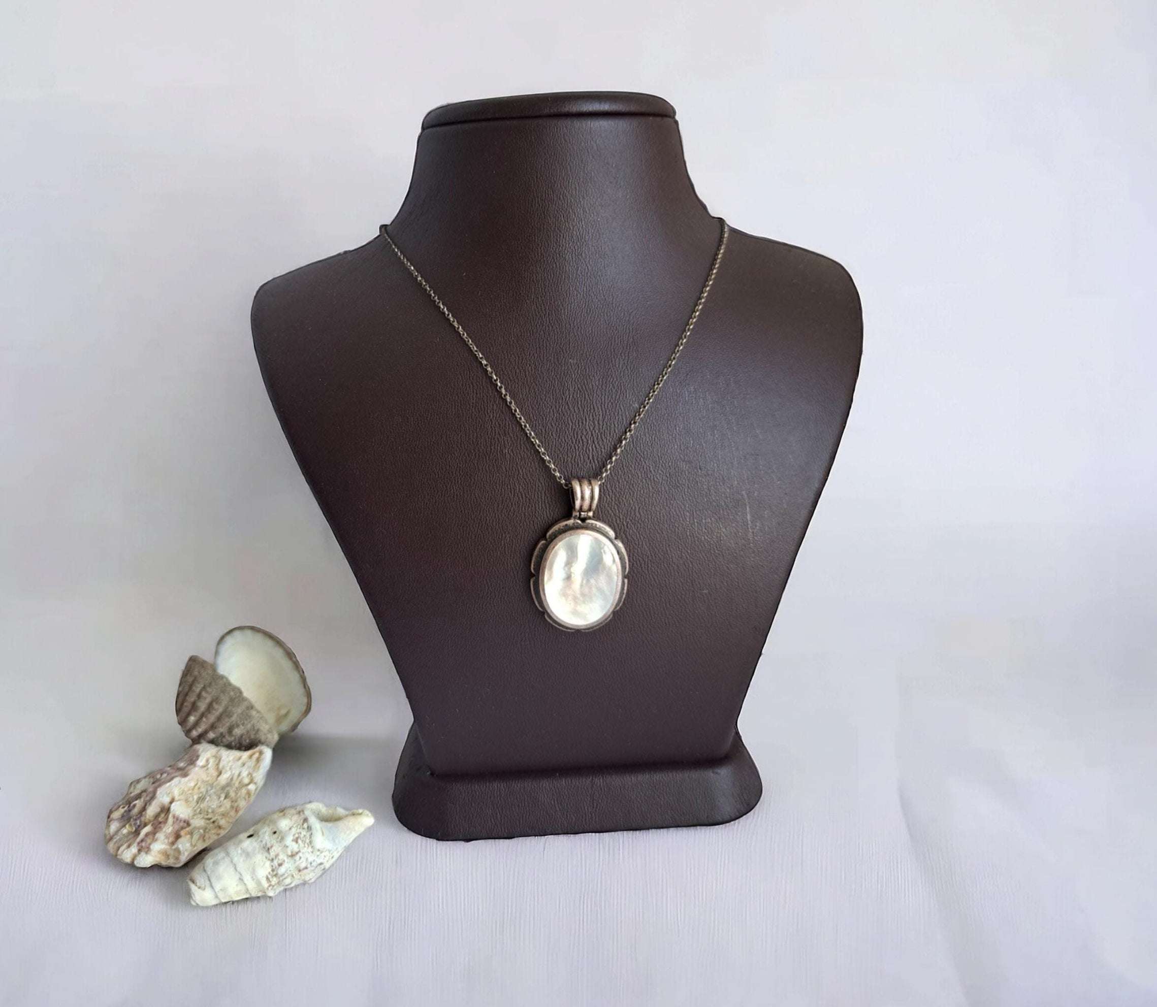 Elegant Mother-of-Pearl Sterling Silver Necklace – 925k Silver, Lobster Claw Closure, 18.9