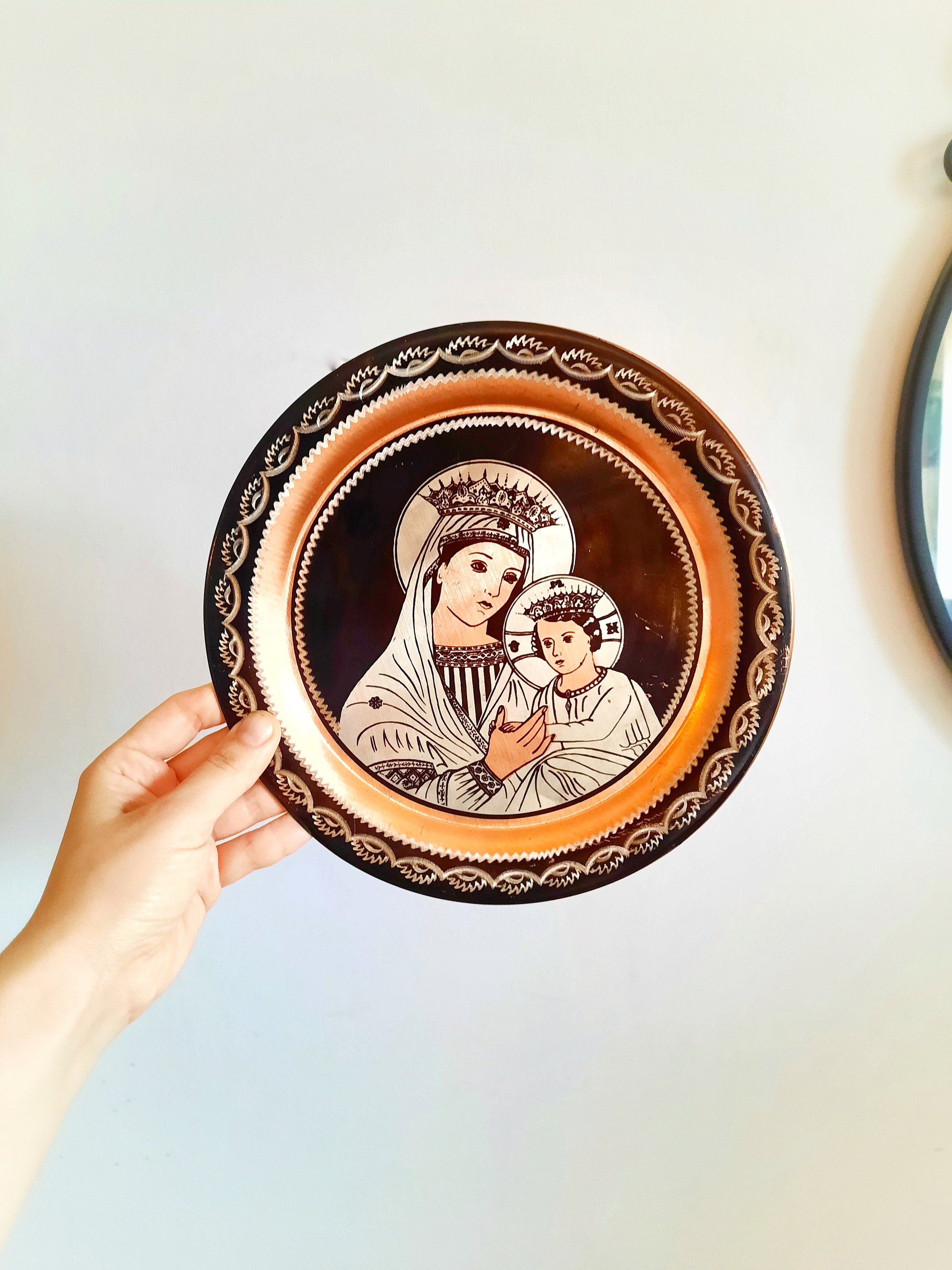 Vintage El Yapımı Bakır Tepsi - 24 cm Meryem Ana ve Çocuk İsa Tasarımı