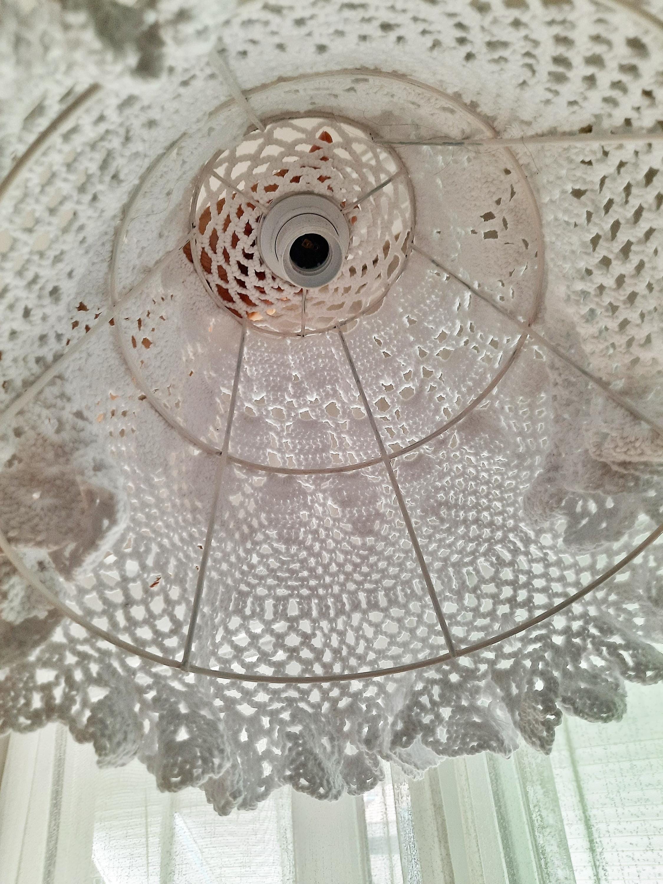 Beyaz Tığ İşi Tavan Sarkıt Lambası – Rustik ve Benzersiz Aydınlatma Armatürü