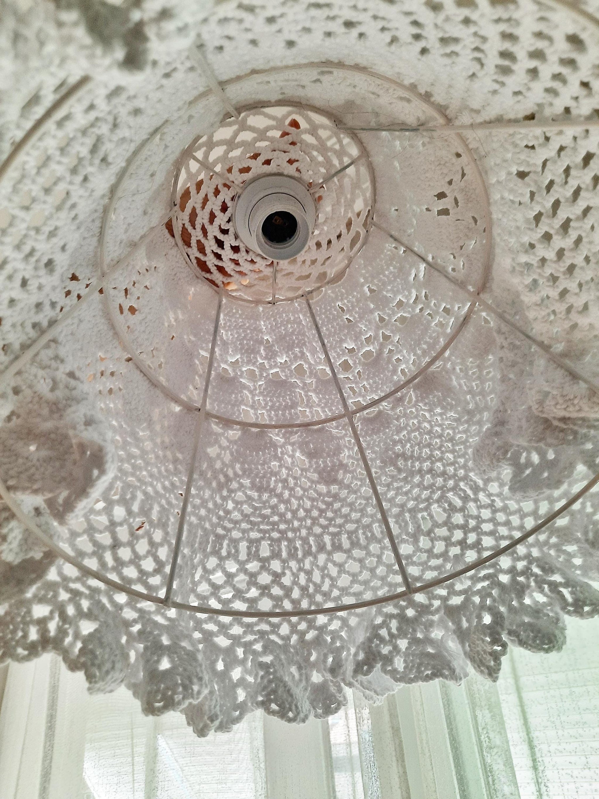 Beyaz Tığ İşi Tavan Sarkıt Lambası – Rustik ve Benzersiz Aydınlatma Armatürü