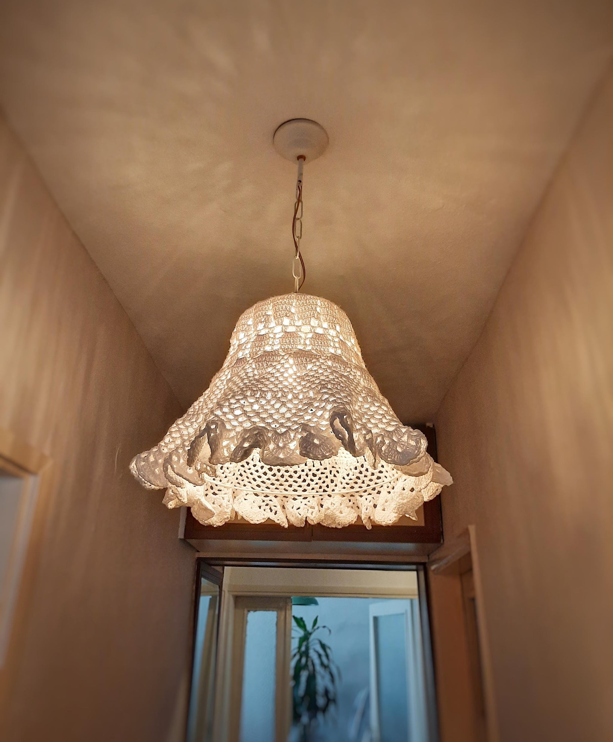 Beyaz Tığ İşi Tavan Sarkıt Lambası – Rustik ve Benzersiz Aydınlatma Armatürü