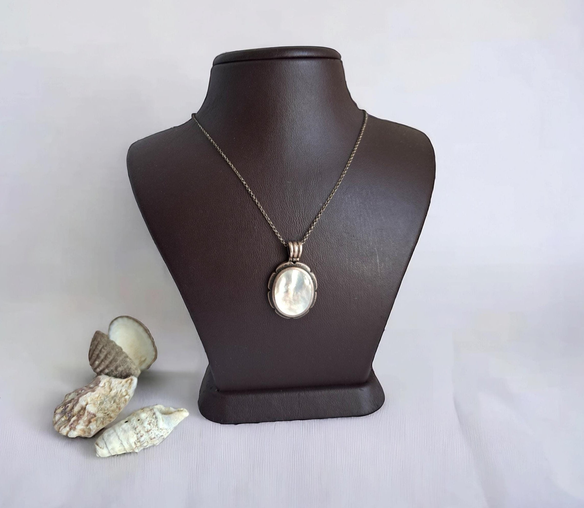 Elegant Mother-of-Pearl Sterling Silver Necklace – 925k Silver, Lobster Claw Closure, 18.9