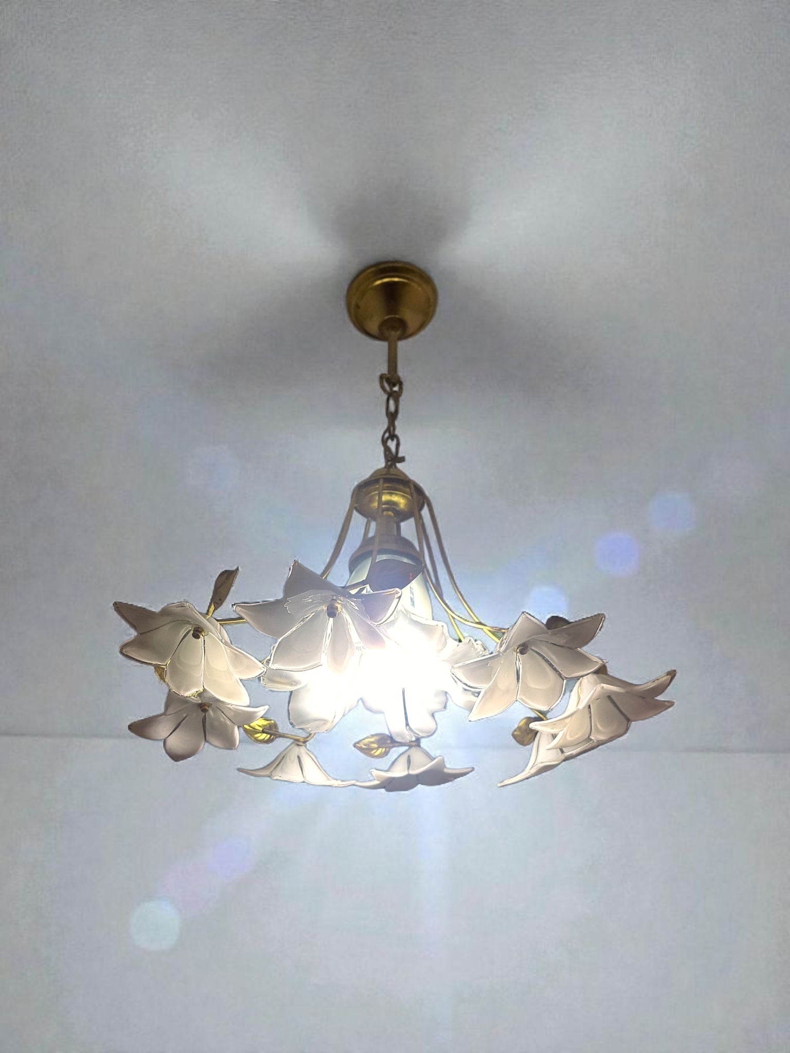 White Murano Flower Chandelier – Vintage Floral Glass Ceiling Light with Brass Arms
